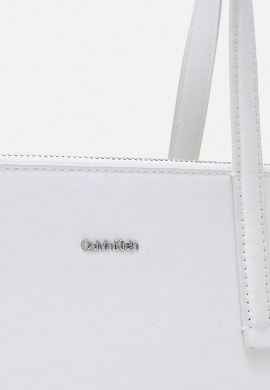 Bolso CK Must Tote MD Calvin Klein Blanco K60K611929YAF - Imagen 6