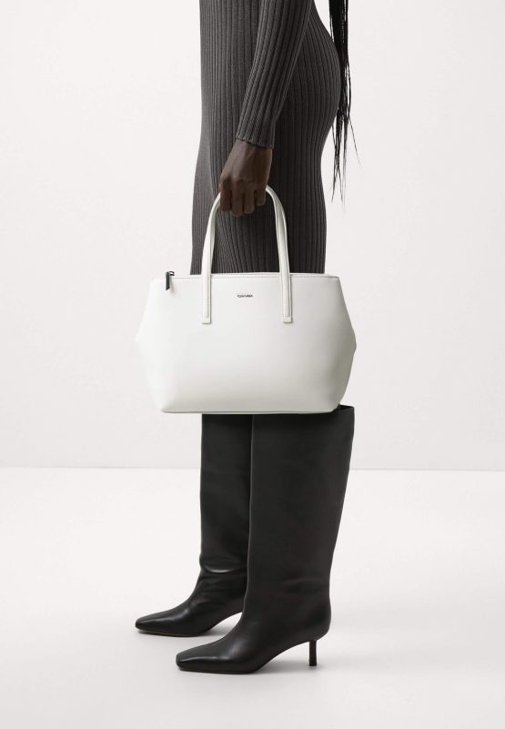Bolso CK Must Tote MD Calvin Klein Blanco K60K611929YAF - Imagen 2